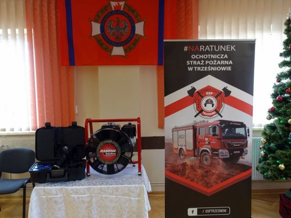 Przekazanie sprzętu ratowniczego dla OSP w Trześniowie