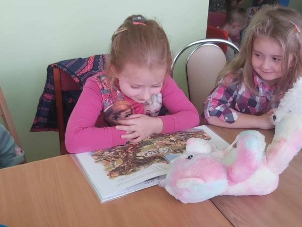 Międzynarodowy Dzień Postaci z Bajek oraz Dzień Pluszowego Misia w bibliotece w Jasionowie