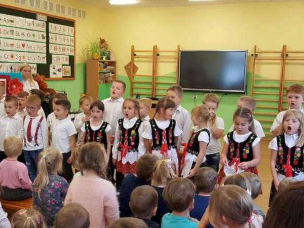 Przedszkolaki świętują Odzyskanie Niepodległości