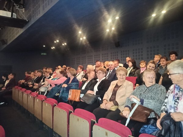 Seniorzy w "Teatrobusie"