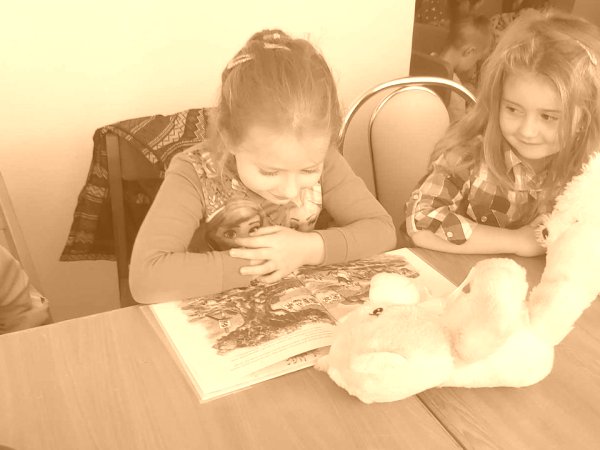 Międzynarodowy Dzień Postaci z Bajek oraz Dzień Pluszowego Misia w bibliotece w Jasionowie