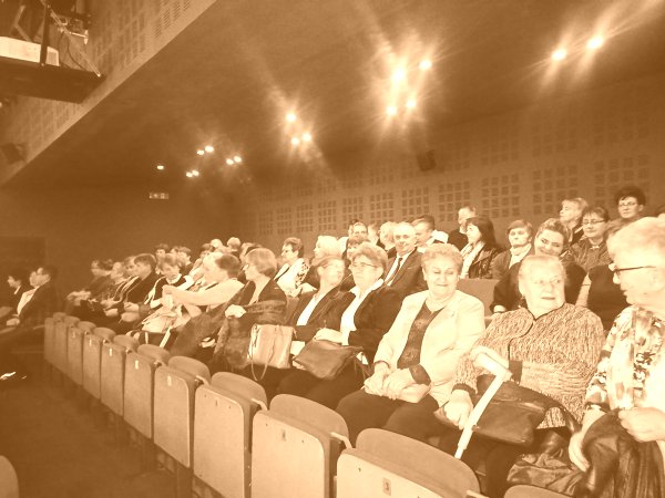 Seniorzy w "Teatrobusie"