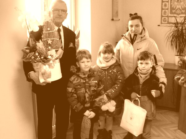 Dzieci z Ochronki św. Józefa z życzeniami