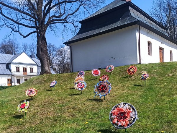 Kwiatowa instalacja w haczowskim parku